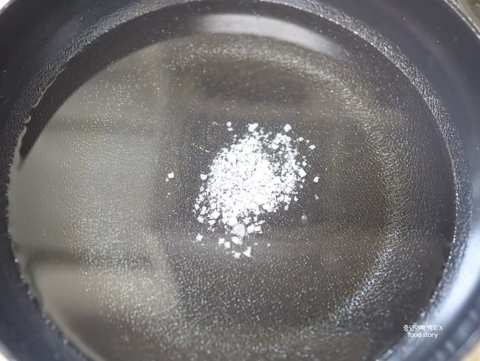 물을 넉넉히 끓이고 굵은소금 1티스푼을 넣어줍니다.
