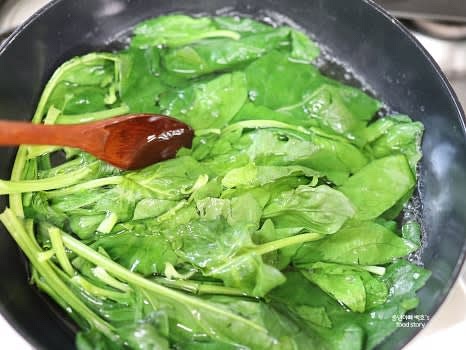 물이 끓으면 시금치를 넣고 숨이 가라앉을 정도로 살짝 데쳐줍니다.