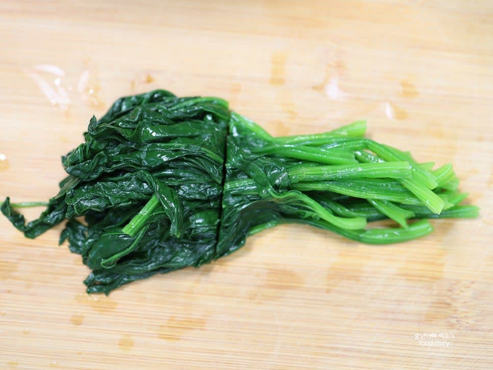 먹기 좋은 길이로 시금치를 자릅니다.