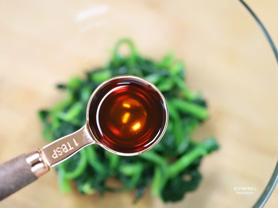 참기름 1스푼을 추가하고 골고루 섞어줍니다.