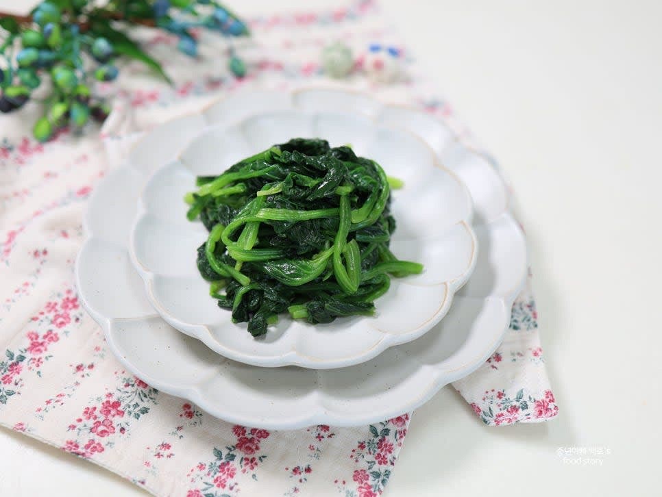 접시에 담아 완성합니다.