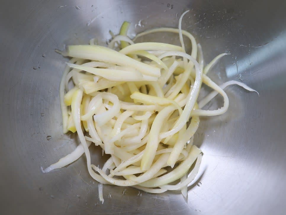 깐 도라지를 준비하고 흐르는 물에 깨끗이 씻습니다.