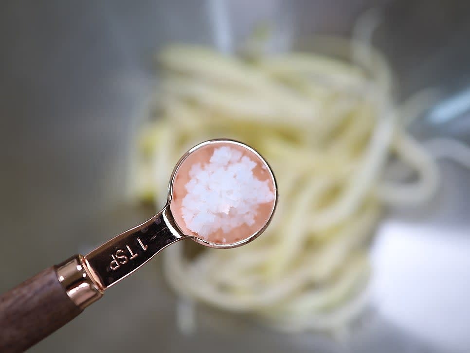 넉넉한 그릇에 도라지를 담고 소금 1t을 넣은 후 손으로 주물러 쓴맛을 제거합니다.