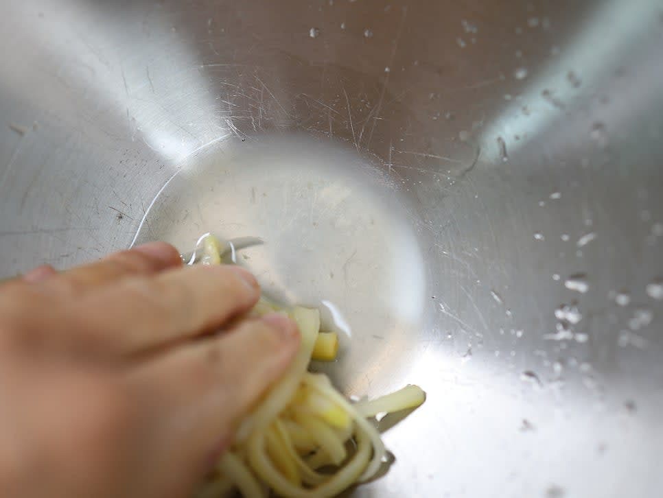 뽀얀 물이 나올 때까지 주물러 준 후 흐르는 물에 깨끗이 헹구고 물기를 꼭 짭니다.