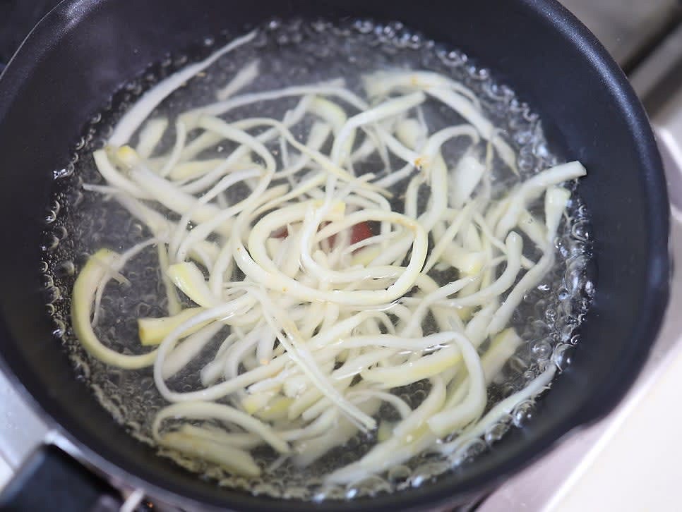 넉넉한 물에 소금 1t을 넣고 끓인 후 도라지를 넣어 2~3분간 데칩니다.