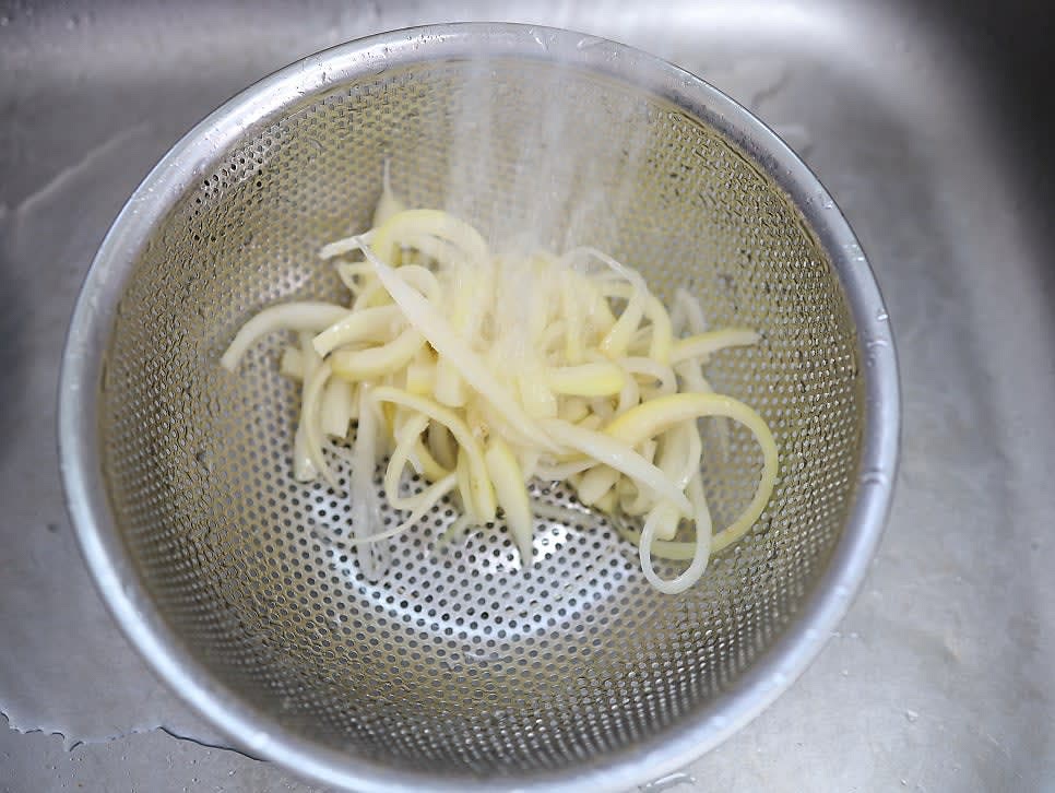 데친 도라지를 찬물에 헹구어 식힌 후 물기를 제거합니다.