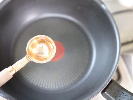 팬을 달군 후 식용유 1/2T와 참기름 2T를 넣고 도라지를 넣어 볶습니다.