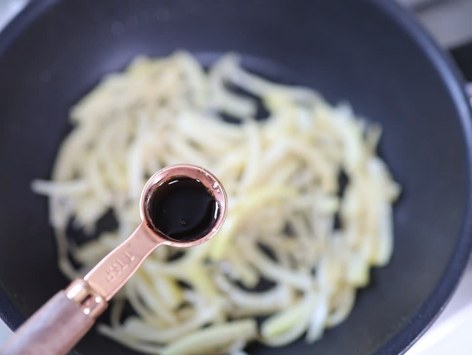 국간장 1/2t을 넣고 골고루 섞이도록 볶습니다.