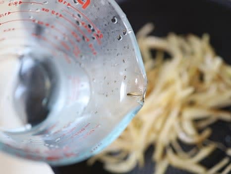 수분이 부족하면 물 2~3T를 넣고 졸여줍니다.