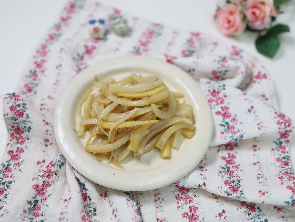 접시에 담아 완성합니다.