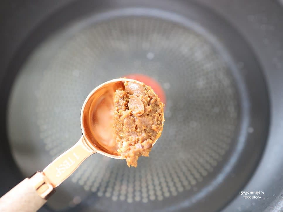 넉넉한 물에 된장 1/2T를 넣고 끓인 뒤, 고사리를 넣어 2~3분간 데칩니다.