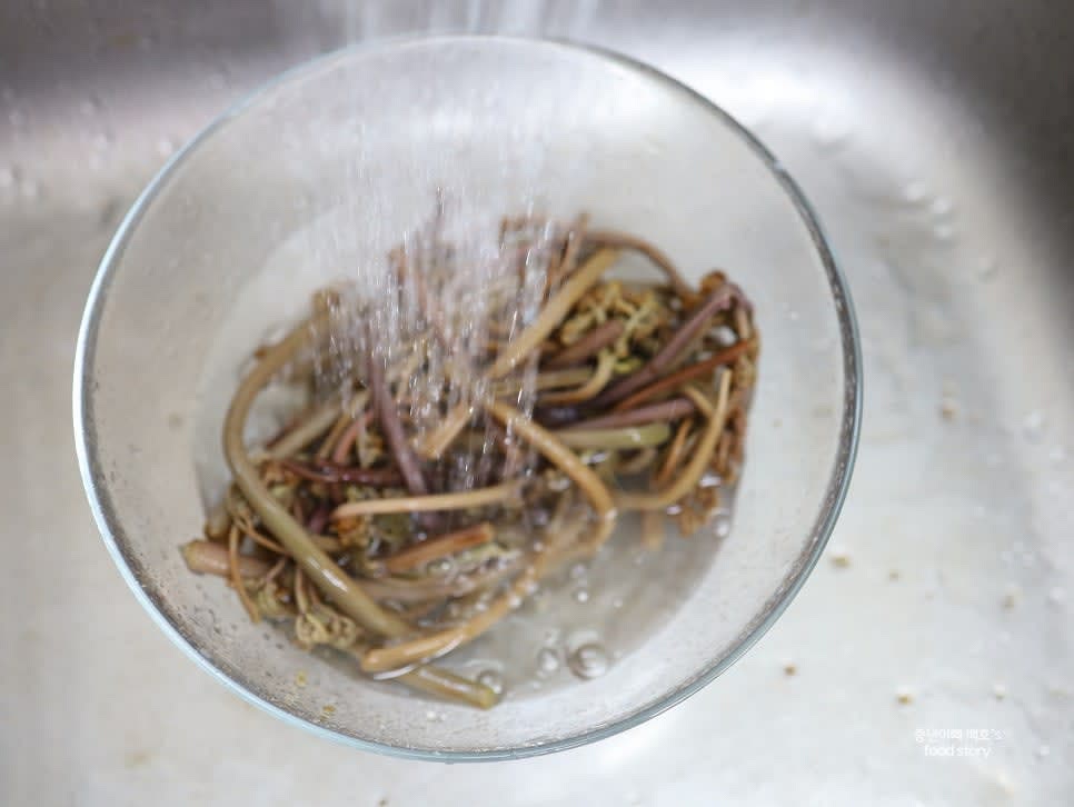 데친 고사리를 찬물에 헹군 후 물기를 제거하고 5cm 내외로 잘라줍니다.