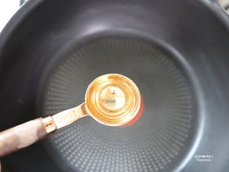 팬에 식용유 1T와 들기름 2T를 넣고 고사리를 살짝 볶아줍니다.