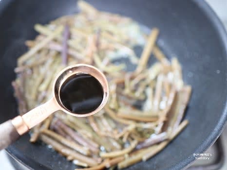 국간장 1/2T, 진간장 1/2T, 맛술 1T를 넣고 섞으며 볶아줍니다.