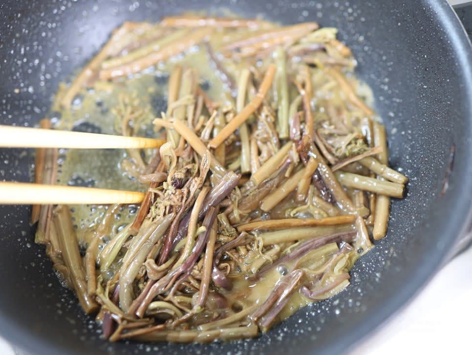 다시마 우린 물 1/2컵을 넣고 물이 졸아들 때까지 중불에서 볶아줍니다.