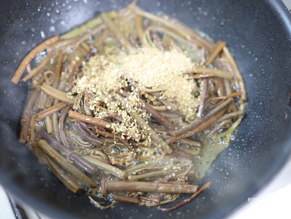 물이 없어질 때쯤 통깨 1T를 넣고 휘리릭 섞은 뒤 불을 끕니다.