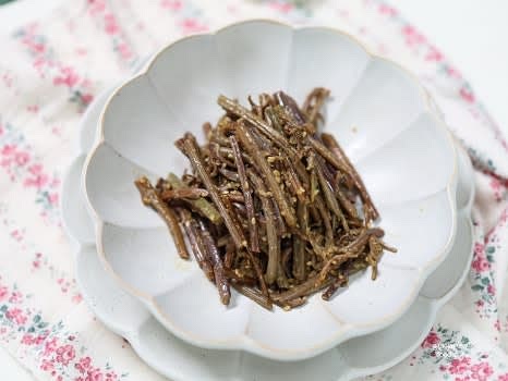 접시에 담아 완성합니다.