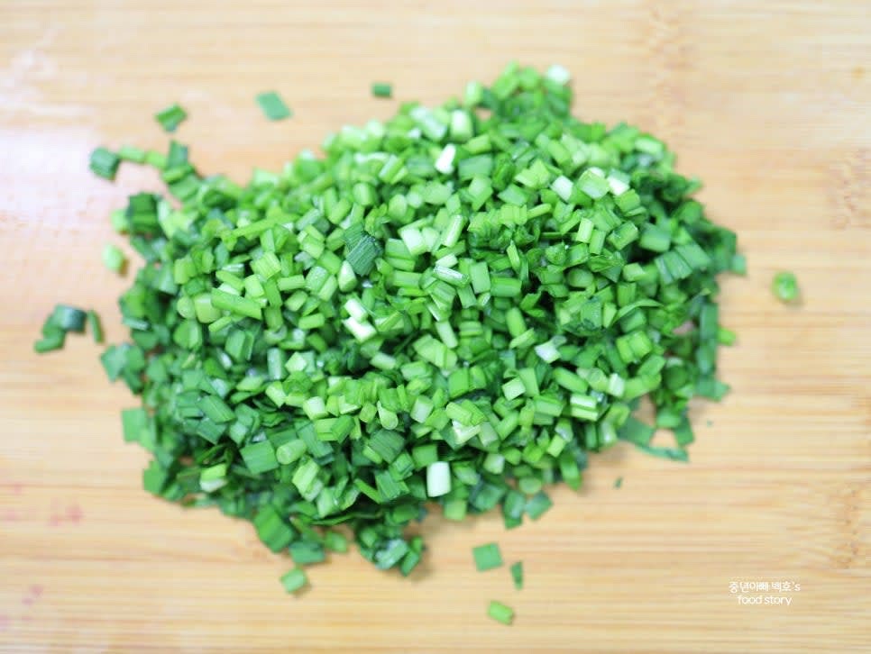 부추를 0.3~0.5cm 크기로 송송 썰어 준비합니다.