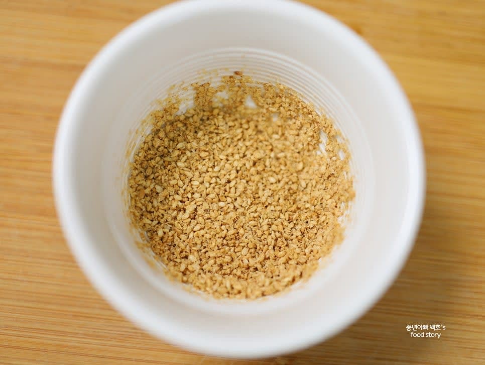 통깨를 절구에 갈아 깨소금으로 준비합니다.