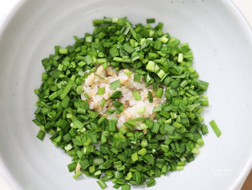 그릇에 밥 1공기를 담고 위에 부추 1컵을 수북하게 올려줍니다.