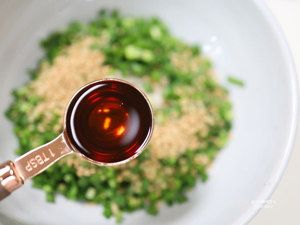 부추 위에 준비한 깨소금을 뿌리고 참기름 1스푼을 골고루 둘러줍니다.