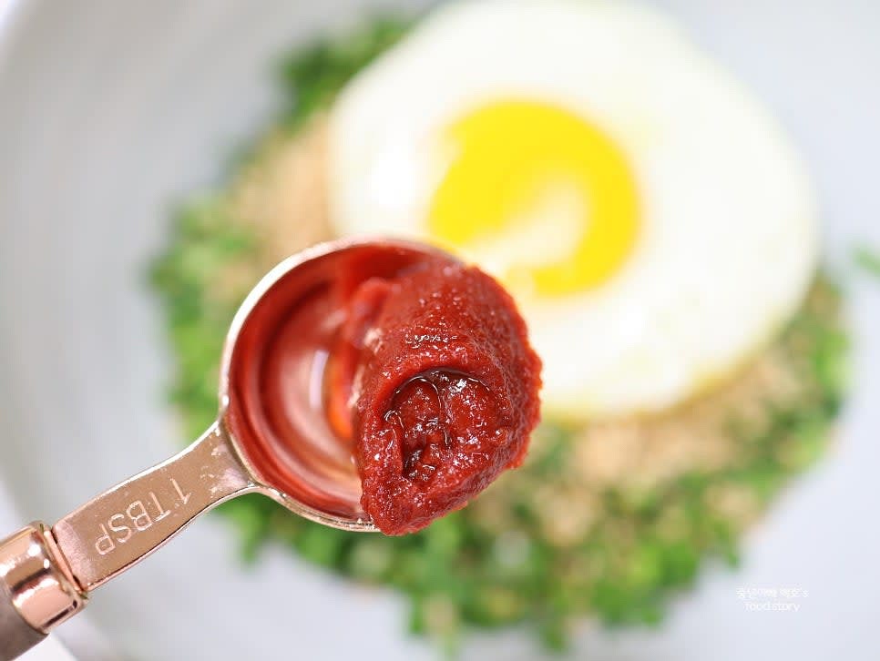 고추장 1스푼을 추가하고, 밥의 양과 개인 간에 따라 양을 조절하며 섞습니다.