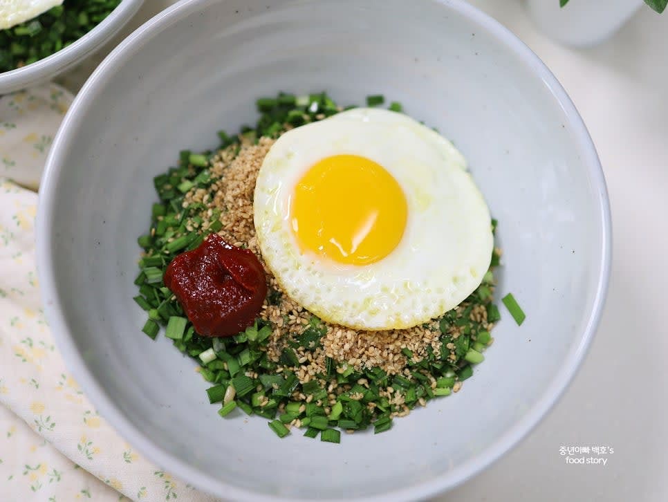 모든 재료를 잘 섞어 비빈 뒤 바로 즐깁니다.