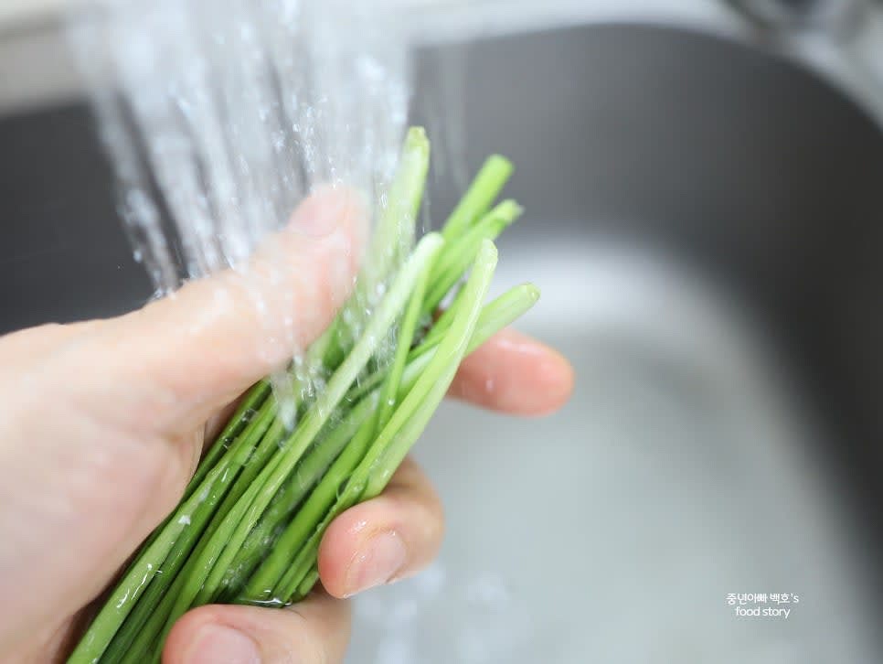 부추를 깨끗이 씻은 후 누렇게 된 부분을 제거하고 2cm 길이로 잘라 준비합니다.