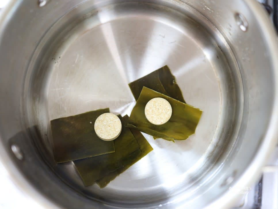 냄비에 생수 1000ml를 붓고, 국물용 다시마 5장과 동전 육수 2알을 넣고 끓입니다.