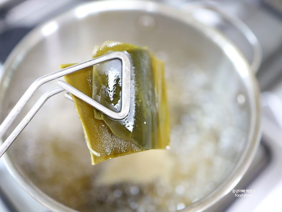 물이 끓기 시작한 후 3분 후에 다시마를 건져냅니다.