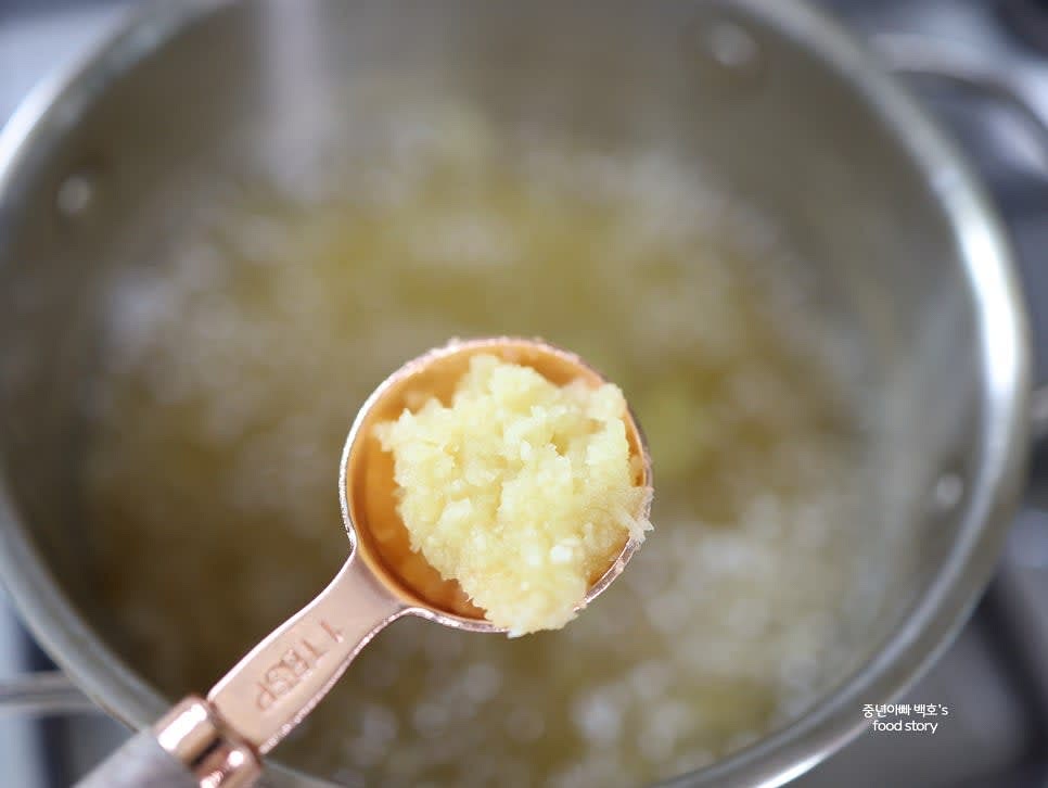 치킨스톡 1/2숟가락과 다진 마늘 1/2숟가락을 넣고 섞어줍니다.