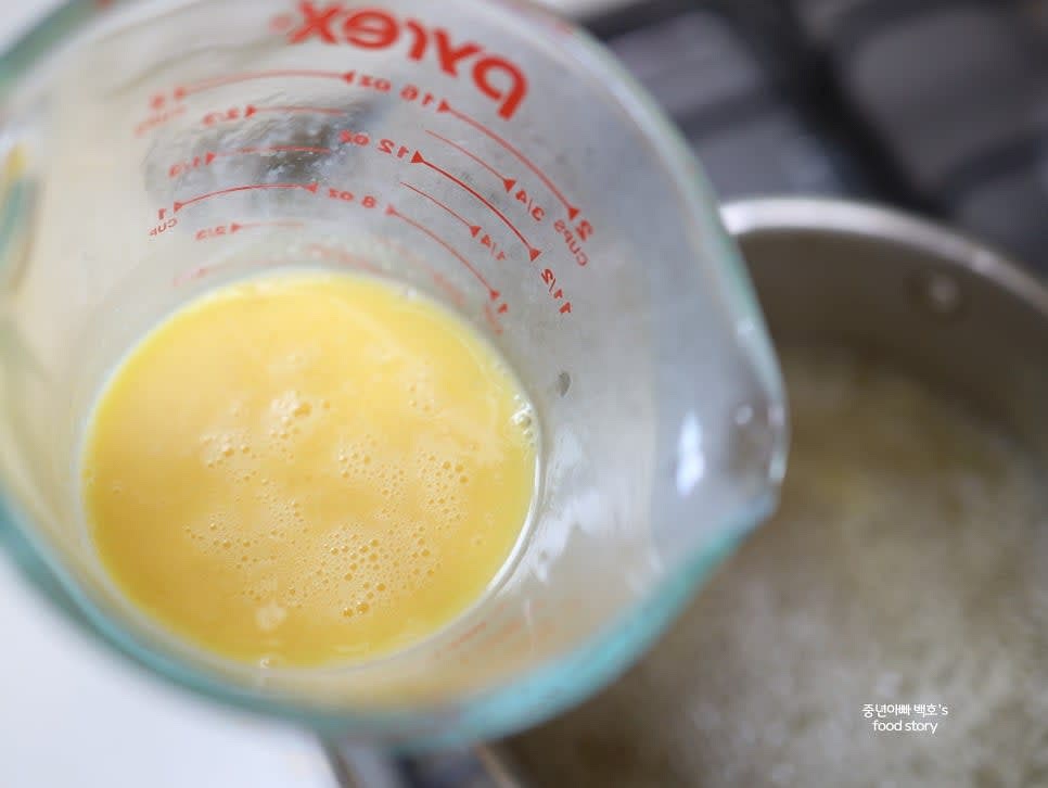 달걀 3알을 풀어 놓고, 육수가 끓는 상태에서 빙 둘러가며 천천히 붓습니다.