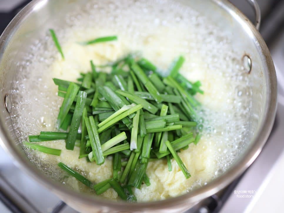 달걀이 익으면 부추를 넣고, 입맛에 따라 후추를 뿌립니다.
