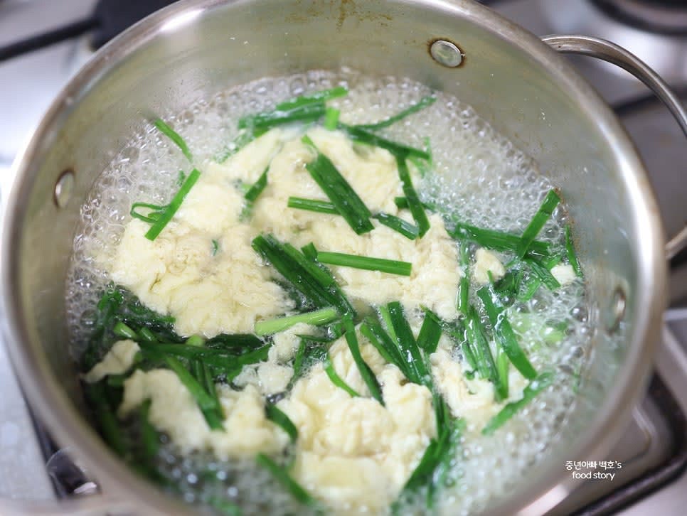 한 번 더 끓인 후 불을 끄고 완성된 계란국을 그릇에 담아 냅니다.