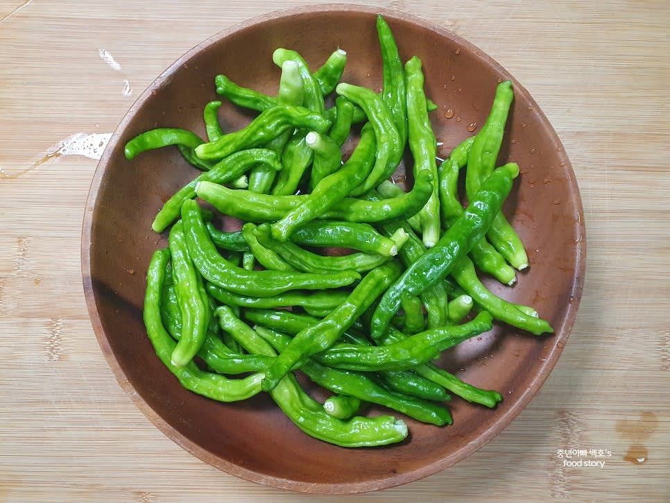 꽈리고추를 깨끗이 씻은 후 꼭지를 따고 물기를 약간 남긴 상태로 준비합니다.