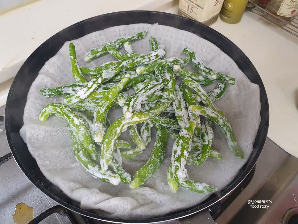 찜기에 물을 끓이고 찜판에 면포를 깐 후 꽈리고추를 올려 3분간 쪄줍니다. 부드러운 식감을 원하면 5분간 찝니다.
