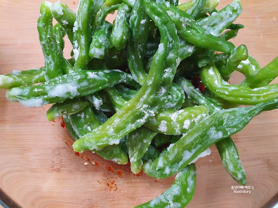 찐 꽈리고추를 한 김 식힌 후 준비된 볼에 넣습니다.