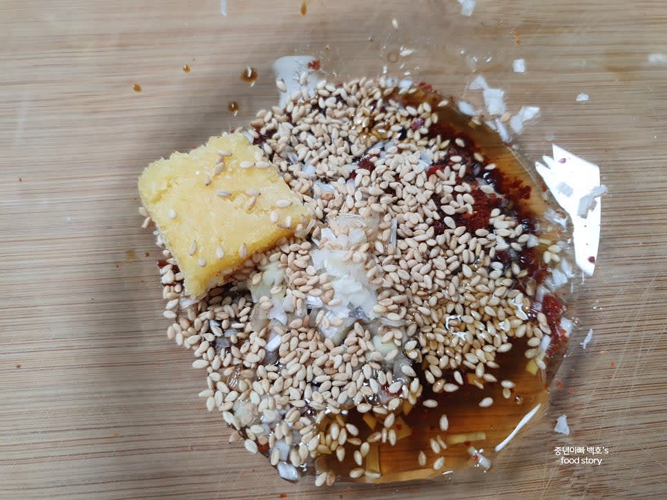 양조간장 1숟가락, 매실액 1숟가락, 고춧가루 2숟가락, 다진 마늘 1/2숟가락, 다진 파 1숟가락, 알룰로스 1숟가락, 참기름 1숟가락을 섞어 양념장을 만듭니다.