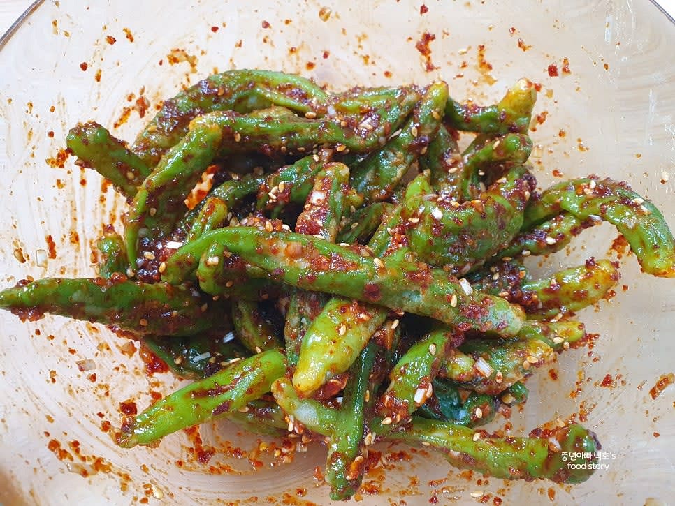 양념장을 찐 꽈리고추에 넣고 골고루 묻도록 살살 버무립니다.