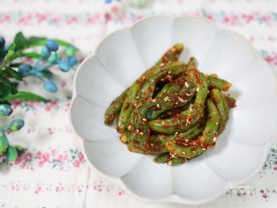 마지막으로 통깨를 약간 뿌려 완성된 꽈리고추찜무침을 접시에 담아 냅니다.