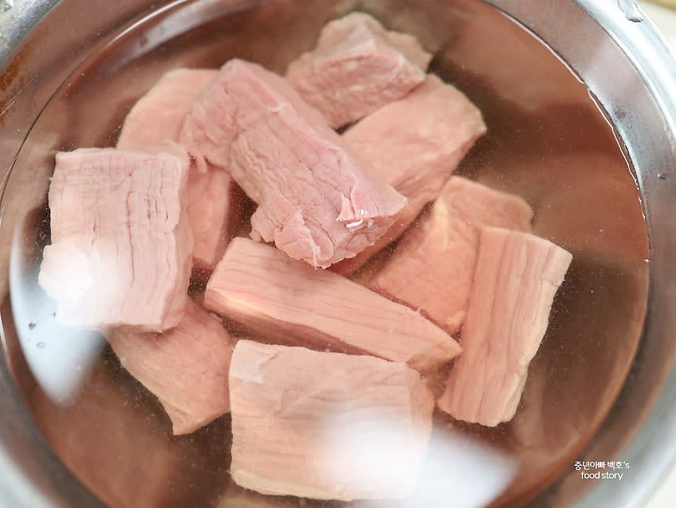 홍두깨살 400g은 찬물에 30분 정도 담가 핏물을 제거합니다.