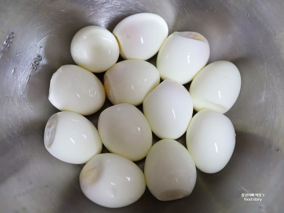 달걀은 찬물에서부터 삶아 끓기 시작하면 2분간 저어 노른자가 가운데로 오게 하고, 완숙을 위해 12분간 삶아 껍질을 벗깁니다.