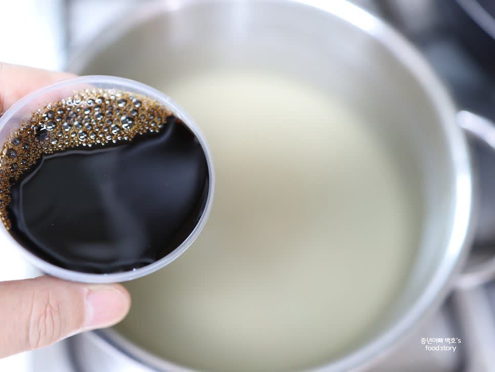 삶은 육수에 생수 800ml를 더해 2000ml로 보충한 뒤 맛술 1/6컵, 황설탕 1/2컵, 진간장 1컵을 넣고 간장 물을 준비합니다.