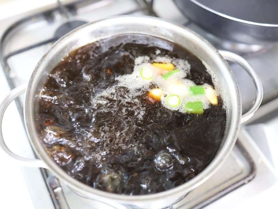 삶은 고기와 통마늘 10알, 청양고추 1개를 넣고 센 불에서 팔팔 끓인 후, 중약 불로 줄여 30분간 졸입니다.