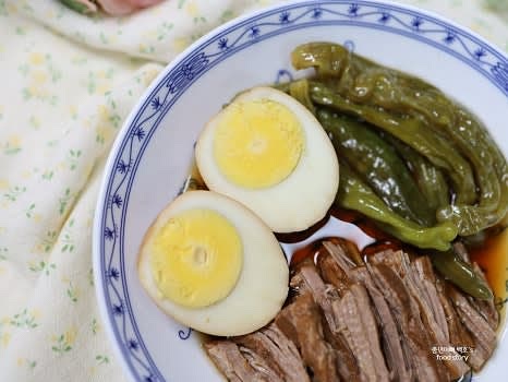 불을 끄고 그릇에 담아 마무리합니다. 냉장 보관 시 약 1주일간 드실 수 있습니다.