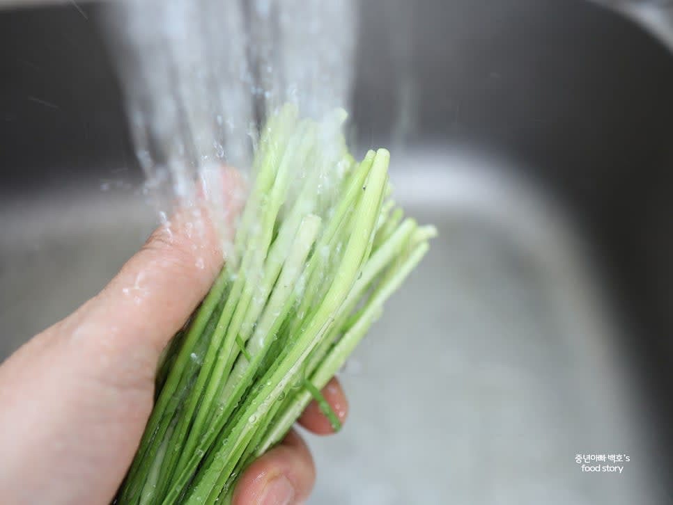 부추를 깨끗이 씻어 물기를 제거한 후 2~3cm 길이로 썰어줍니다.