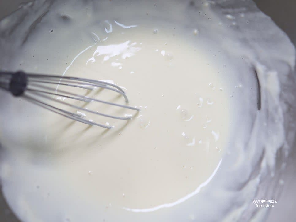 튀김가루 1컵에 찬물 2/3컵을 넣고 골고루 섞어 부추전 반죽을 준비합니다.
