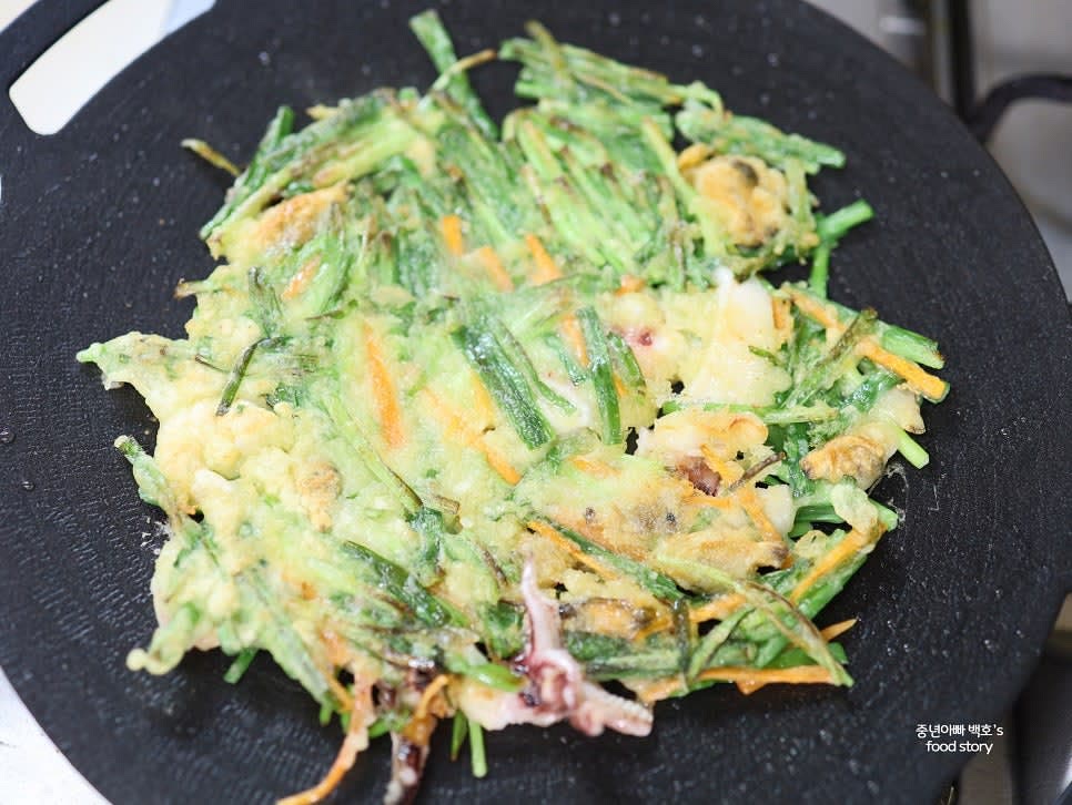 표면이 노릇하게 익으면 뒤집어 같은 방식으로 부쳐줍니다.