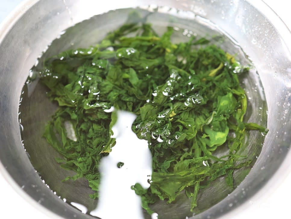 마른 미역 35g을 찬물에 30분간 불려줍니다.