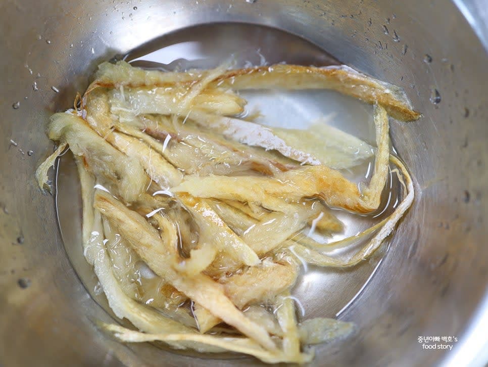 황태채 35g을 물에 잠깐 담가 부드럽게 한 후, 가시를 꼼꼼히 제거하고 물기를 짜줍니다.